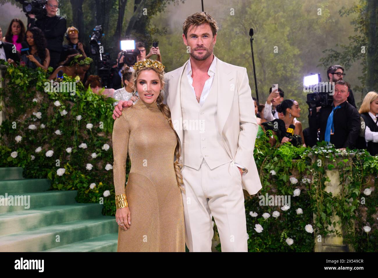 New York, USA. 6. Mai 2024. Chris Hemsworth und Elsa Pataky besuchen die Benefiz Gala 2024 des Metropolitan Museum of Art Costume Institute in New York, USA Stockfoto