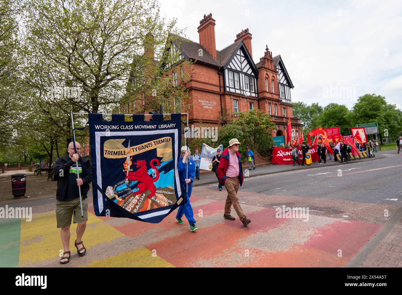 Arbeiter marschieren für Frieden Salford Greater Manchester UK. Gewerkschafter und Aktivisten marschierten von der Working Class Movement Library in Salford zur Heiligen Dreifaltigkeitskirche Salford, wo Redner, darunter der Bischof von Manchester, David Walker, zum Frieden in Gaza und zur Bekämpfung der Armut in Großbritannien aufriefen. Zu den Demonstranten gehörten Vertreter der regionalen Gewerkschaften und Mitglieder der jungen Kommunisten. Die Gruppe der Märsche ging dann auf ein Maifest im Manchesters Peoples History Museum in Manchester. Bild im Vereinigten Königreich: Garyrobertsphotography/worldwidefeatures.com Stockfoto