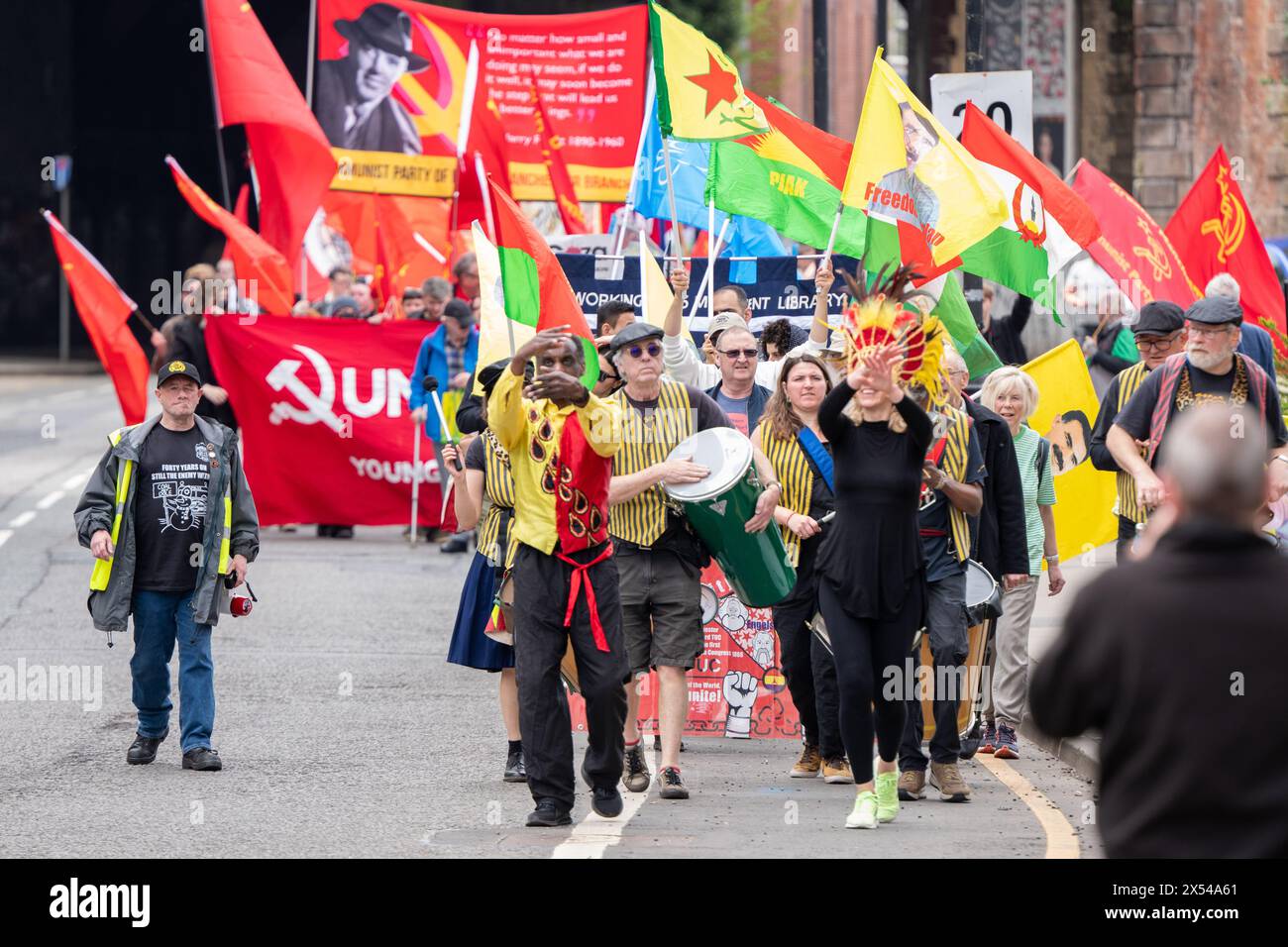 Arbeiter marschieren für Frieden Salford Greater Manchester UK. Gewerkschafter und Aktivisten marschierten von der Working Class Movement Library in Salford zur Heiligen Dreifaltigkeitskirche Salford, wo Redner, darunter der Bischof von Manchester, David Walker, zum Frieden in Gaza und zur Bekämpfung der Armut in Großbritannien aufriefen. Zu den Demonstranten gehörten Vertreter der regionalen Gewerkschaften und Mitglieder der jungen Kommunisten. Die Gruppe der Märsche ging dann auf ein Maifest im Manchesters Peoples History Museum in Manchester. Bild im Vereinigten Königreich: Garyrobertsphotography/worldwidefeatures.com Stockfoto