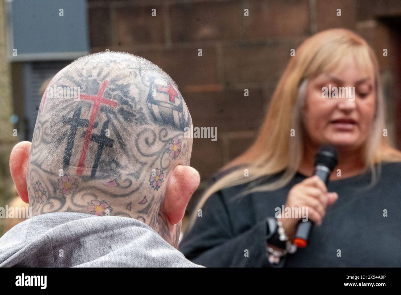 Jenni Smith, CEO von Salford Loaves and Fishes, spricht an Arbeiter March for Peace Salford Greater Manchester UK. Gewerkschafter und Aktivisten marschierten von der Working Class Movement Library in Salford zur Heiligen Dreifaltigkeitskirche Salford, wo Redner, darunter der Bischof von Manchester, David Walker, zum Frieden in Gaza und zur Bekämpfung der Armut in Großbritannien aufriefen. Zu den Demonstranten gehörten Vertreter der regionalen Gewerkschaften und Mitglieder der jungen Kommunisten. Die Gruppe der Märsche ging dann auf ein Maifest im Manchesters Peoples History Museum in Manchester. Bild in Großbritannien: Garyrobe Stockfoto