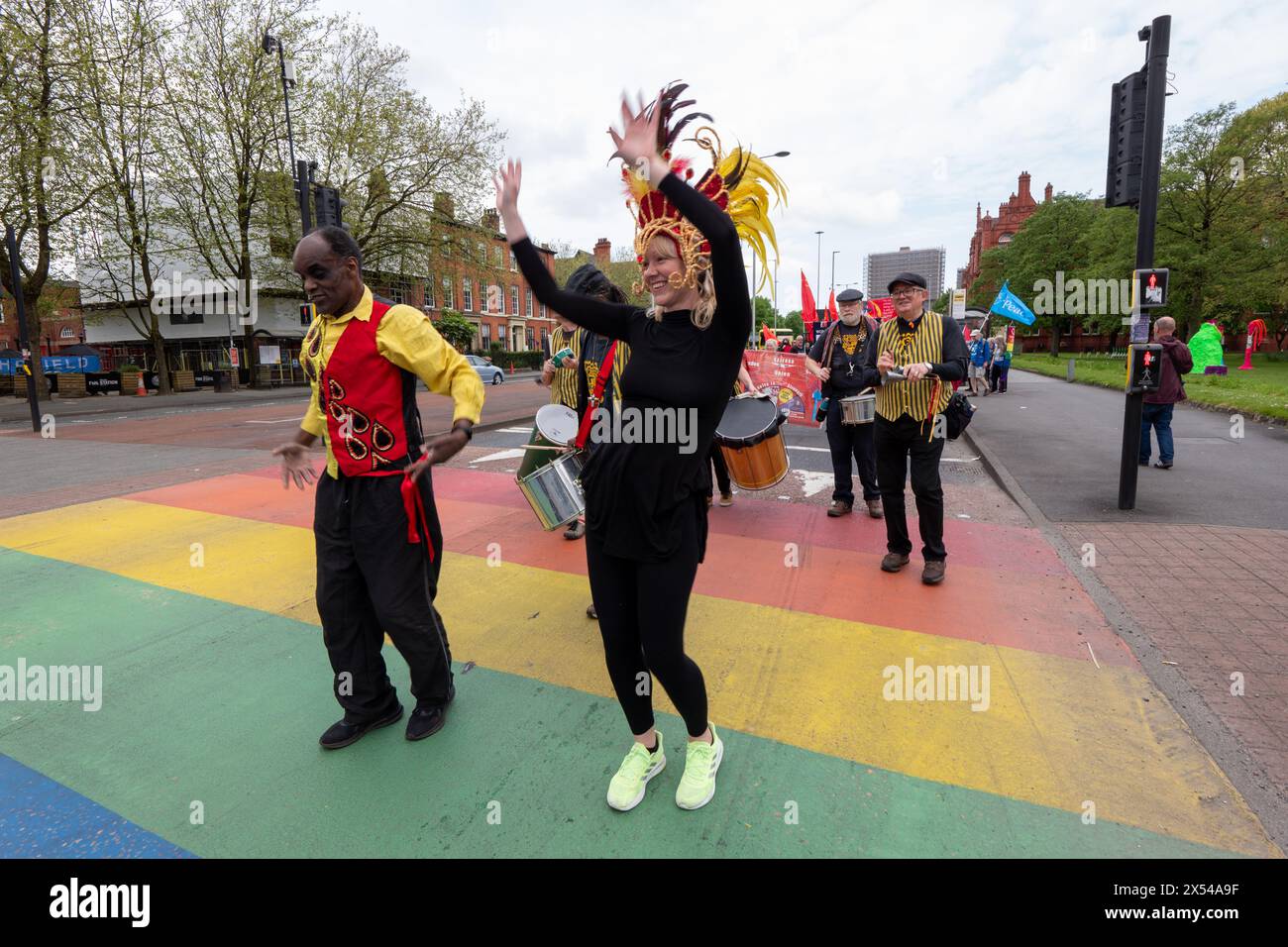 Arbeiter marschieren für Frieden Salford Greater Manchester UK. Gewerkschafter und Aktivisten marschierten von der Working Class Movement Library in Salford zur Heiligen Dreifaltigkeitskirche Salford, wo Redner, darunter der Bischof von Manchester, David Walker, zum Frieden in Gaza und zur Bekämpfung der Armut in Großbritannien aufriefen. Zu den Demonstranten gehörten Vertreter der regionalen Gewerkschaften und Mitglieder der jungen Kommunisten. Die Gruppe der Märsche ging dann auf ein Maifest im Manchesters Peoples History Museum in Manchester. Bild im Vereinigten Königreich: Garyrobertsphotography/worldwidefeatures.com Stockfoto