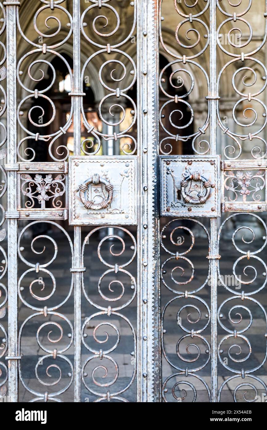 Wunderschönes schmiedeeisernes Tor der Kathedrale von Salisbury Stockfoto