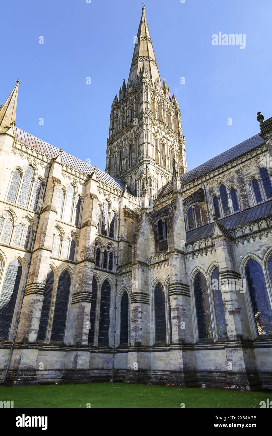 Wunderschöne Kathedrale von Salisbury an einem klaren Frühlingstag Stockfoto