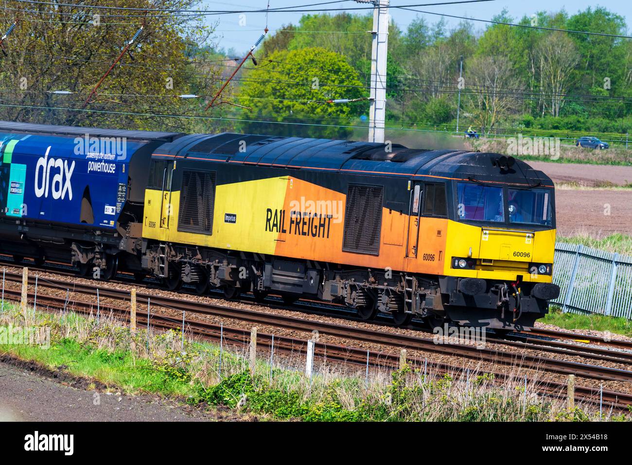 Triebwagen-Diesellokomotive der Baureihe 60 mit dem Namen Impetus, der den Drax-Biomassezug auf der West Coast-Hauptstrecke in Winwick transportiert. Stockfoto