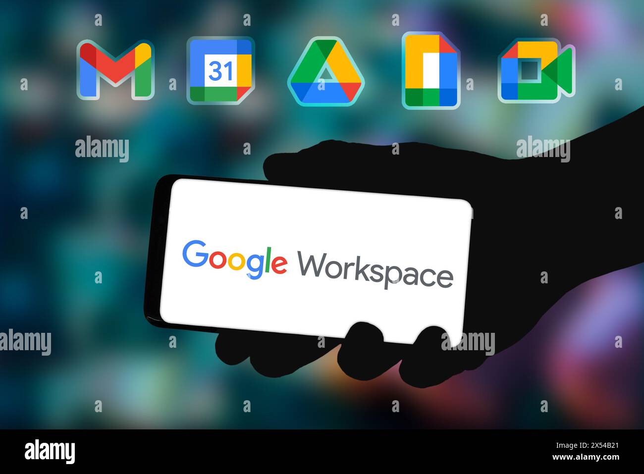 Google Workspace wird auf dem Smartphone angezeigt Stockfoto Google Workspace wird auf dem Smartphone angezeigt Stockfoto