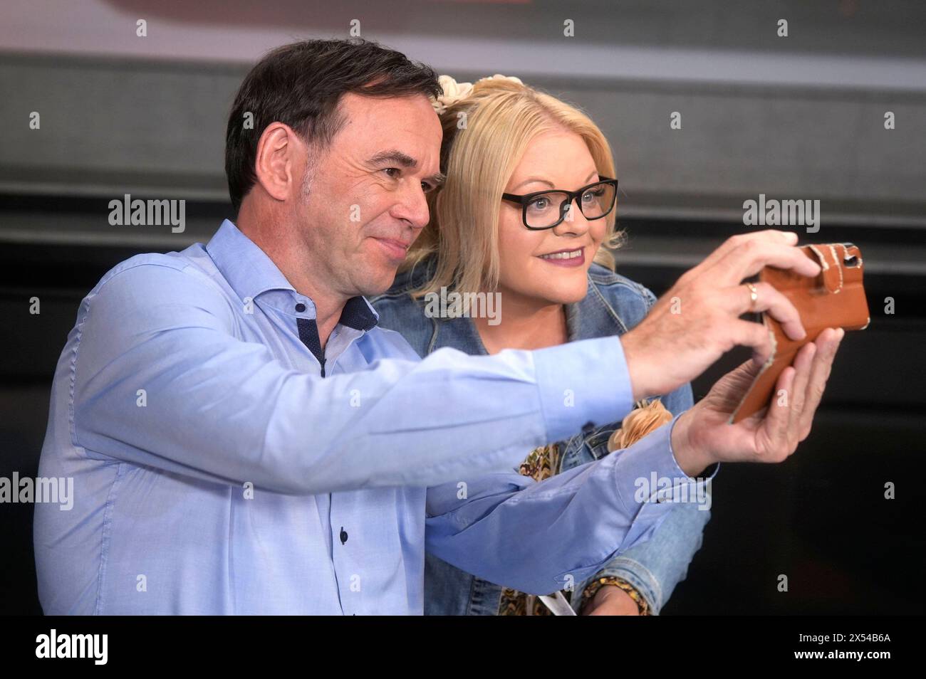 Hermann-Josef Tenhagen und Tine Wittler in der ARD-Talkshow hart aber fair im Studio Adlershof. Berlin, 06.05.2024 *** Hermann Josef Tenhagen und Tine Wittler auf der ARD Talkshow hart aber fair im Studio Adlershof Berlin, 06 05 2024 Foto:XT.xBartillax/xFuturexImagex hart fair0605 4502 Stockfoto