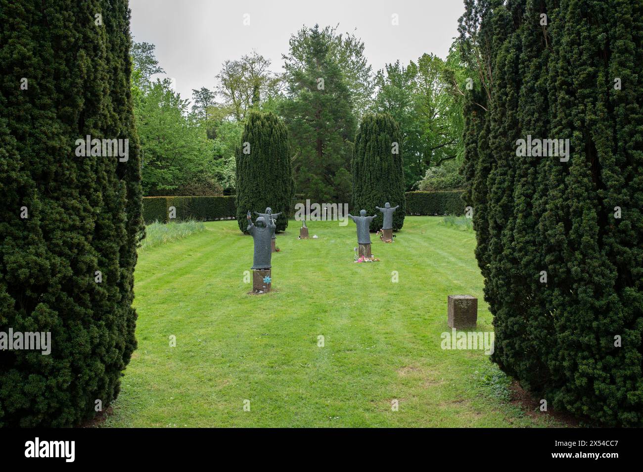 Statue Spelende Kinderen Im Nieuwe Ooster Begraafplaats Amsterdam Niederlande 4-5-2024 Stockfoto