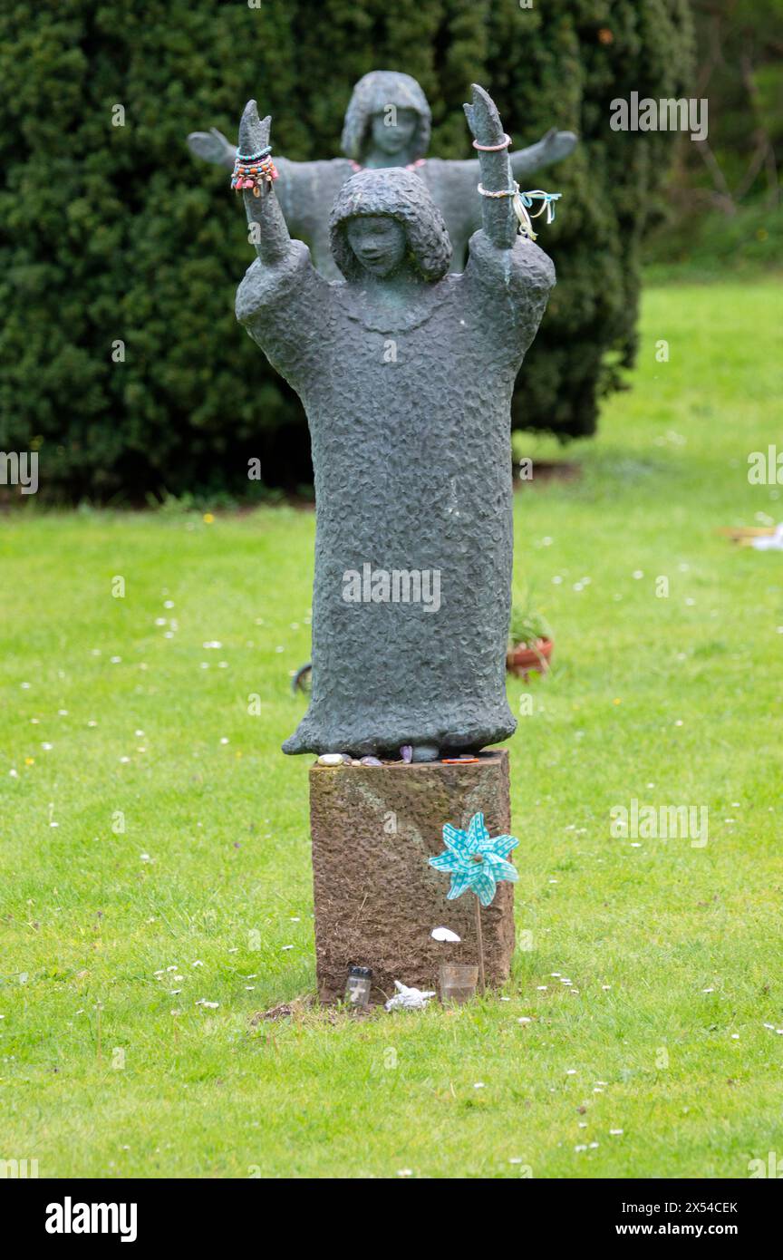 Statue Spelende Kinderen Im Nieuwe Ooster Begraafplaats Amsterdam Niederlande 6-5-2024 Stockfoto