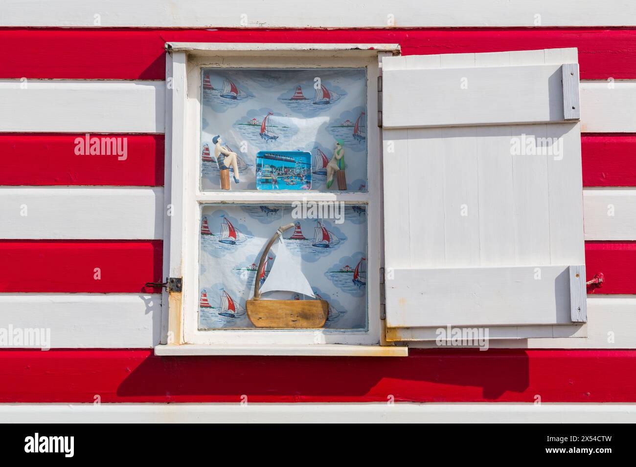 Detail der rot-weiß gestreiften Strandhütte in Southwold, Suffolk, Großbritannien im April Stockfoto