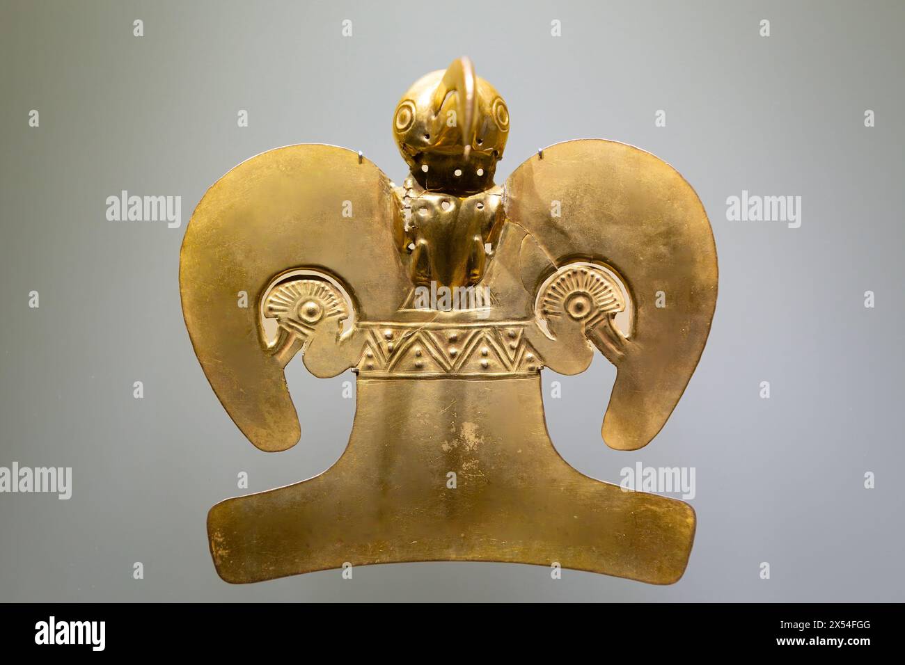 Präkolumbische Goldartefakte im Museo del Oro. Goldenes indigenes Ornament aus der Zivilisation der südamerikanischen Eingeborenen. Berühmtes Goldmuseum, Bogota, Co Stockfoto