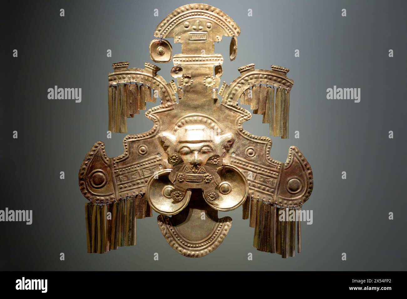 Präkolumbianische Goldstatuette im Museo del Oro. Goldenes indigenes Ornament aus der Zivilisation der südamerikanischen Eingeborenen. Berühmtes Goldmuseum, Bogota, Co Stockfoto