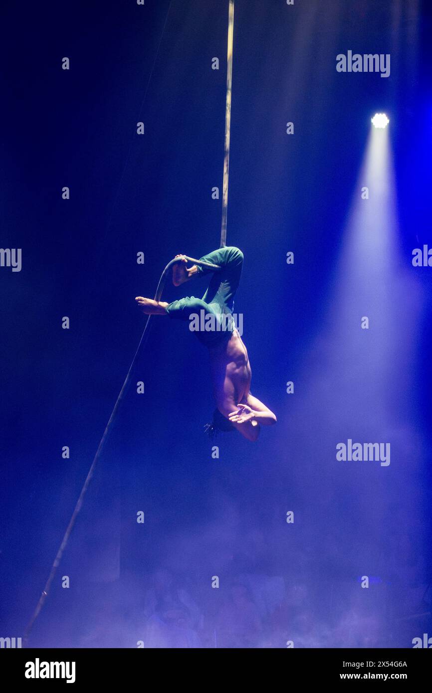 Der amerikanische akrobat Nick Hodge hängt auf dem Kopf und ungesichert an einem Seil, während er in „Avalon“, der Giffords Circus Show 2024 (Großbritannien), auftritt. Stockfoto