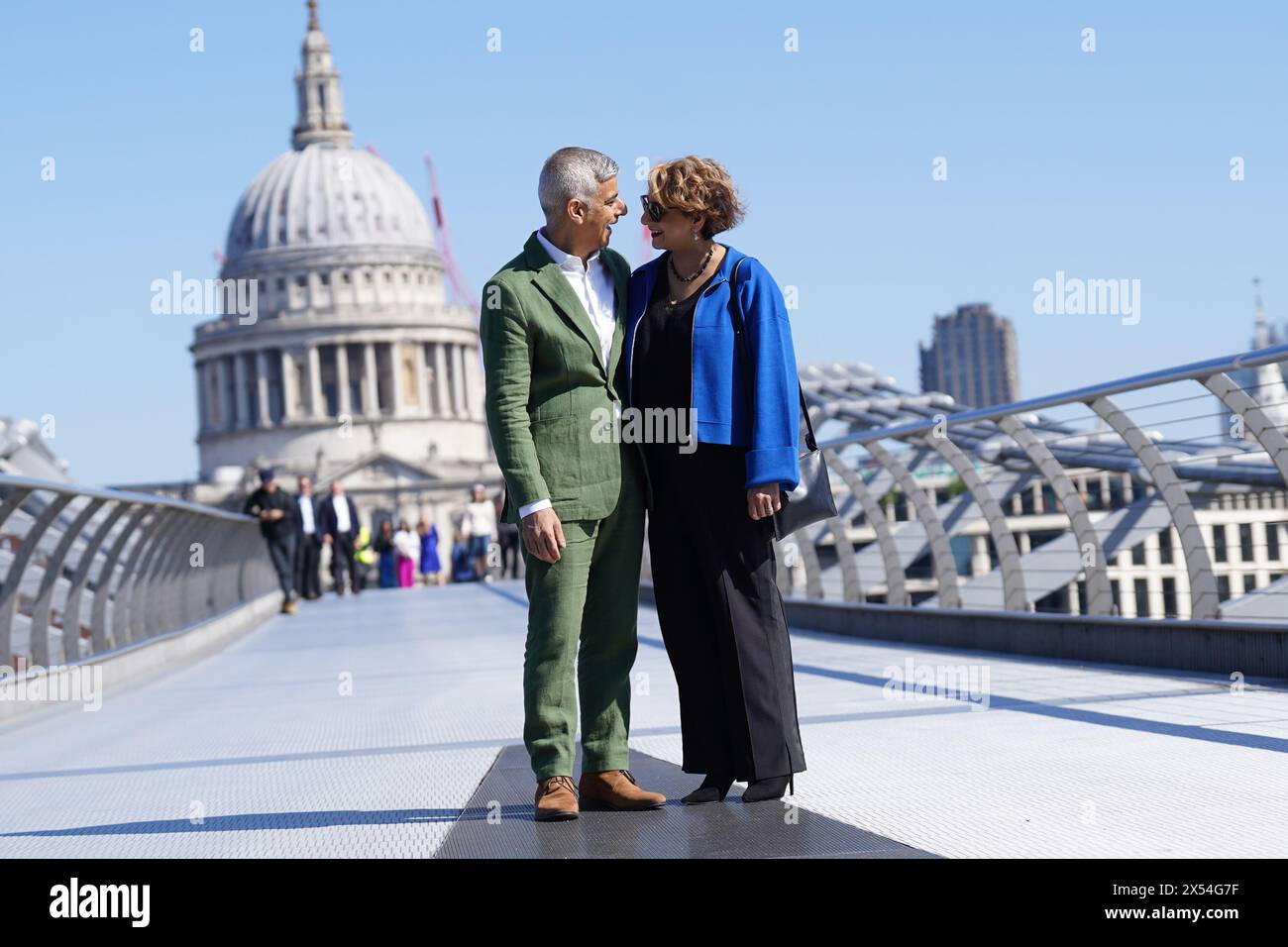 Sadiq Khan und seine Frau Saadiya Khan posieren für Fotografen auf der Millennium Bridge, während sie zur Tate Modern in London aufbrechen, wo er die Erklärung der Anerkennung des Amtes unterzeichnen wird, um seine dritte Amtszeit als Bürgermeister von London zu beginnen. Bilddatum: Dienstag, 7. Mai 2024. Stockfoto