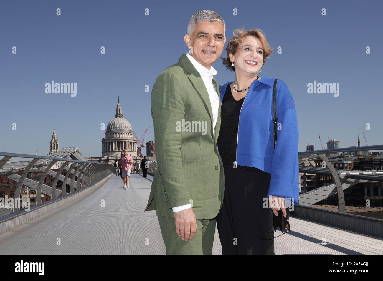 Sadiq Khan und seine Frau Saadiya Khan posieren für Fotografen auf der Millennium Bridge, während sie zur Tate Modern in London aufbrechen, wo er die Erklärung der Anerkennung des Amtes unterzeichnen wird, um seine dritte Amtszeit als Bürgermeister von London zu beginnen. Bilddatum: Dienstag, 7. Mai 2024. Stockfoto