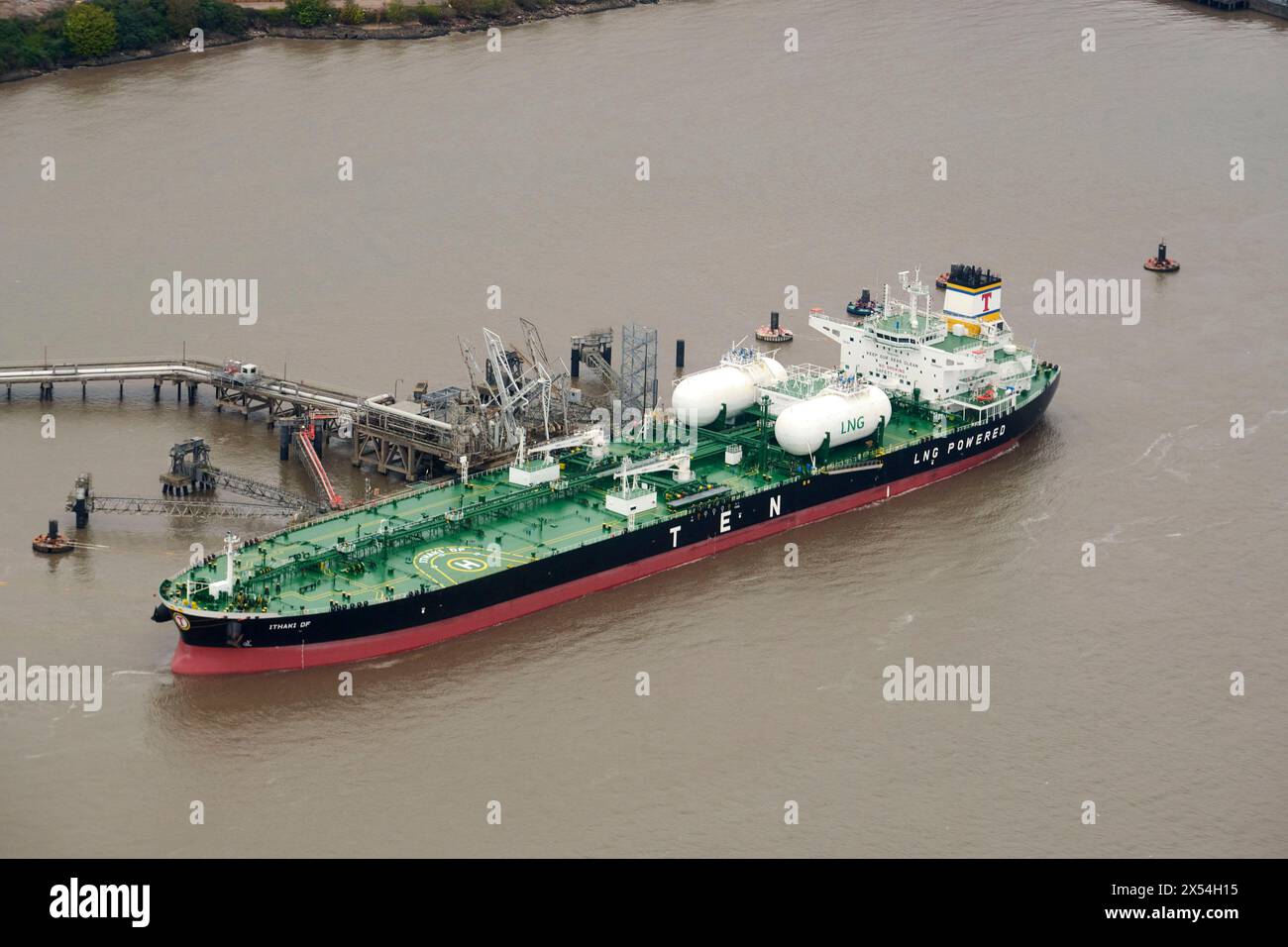 Ein LPG-Tanker, der an einem Umsteigeterminal am Ufer von Mersey, Liverpool Area, Merseyside, Nordwesten Englands, Großbritannien, entlädt Stockfoto
