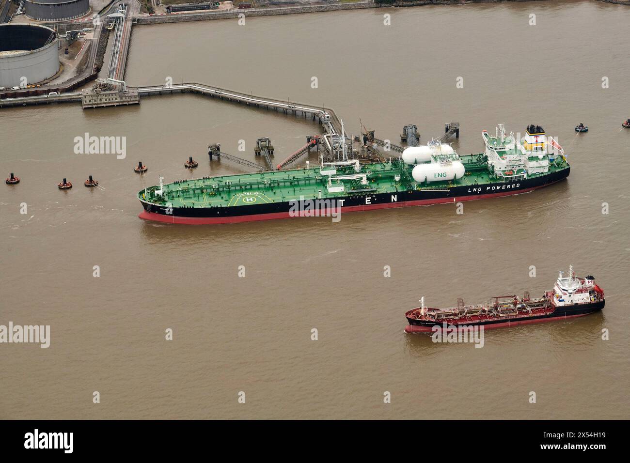 Ein LPG-Tanker, der an einem Umsteigeterminal am Ufer von Mersey, Liverpool Area, Merseyside, Nordwesten Englands, Großbritannien, entlädt Stockfoto