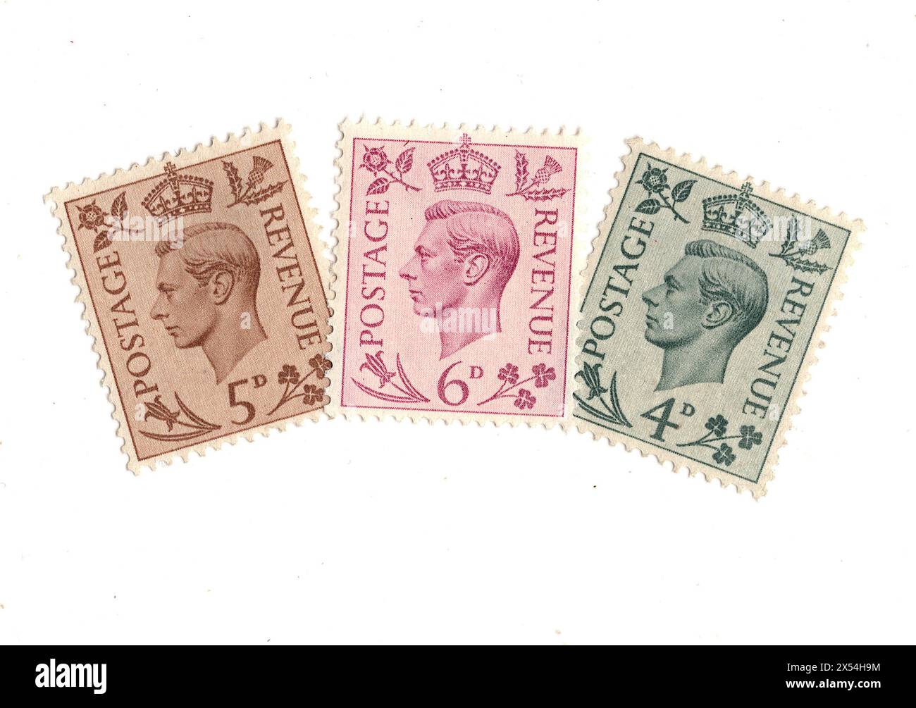 Eine Montage von Briefmarken von König George VI. Aus Großbritannien auf weißem Hintergrund. Stockfoto