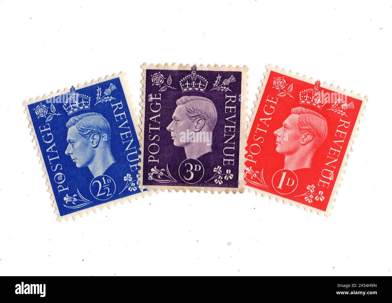 Eine Montage von Briefmarken von König George VI. Aus Großbritannien auf weißem Hintergrund. Stockfoto