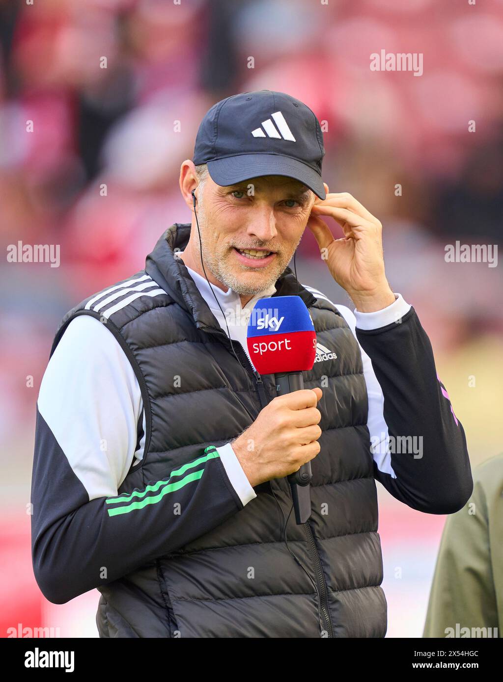 Stuttgart, Deutschland. Mai 2024. Trainer Thomas Tuchel (FCB), Teammanager, Headcoach, Coach, im Sky TV Interview vor dem Spiel VFB STUTTGART - FC BAYERN MÜNCHEN 3-1 am 4. Mai 2024 in Stuttgart. Saison 2023/2024, 1.Bundesliga, Spieltag 32, 32.Spieltag, München, München Fotograf: ddp-Bilder/STAR-Bilder - DFL-VORSCHRIFTEN VERBIETEN JEDE VERWENDUNG VON FOTOGRAFIEN als BILDSEQUENZEN und/oder QUASI-VIDEO - Credit: ddp Media GmbH/Alamy Live News Stockfoto