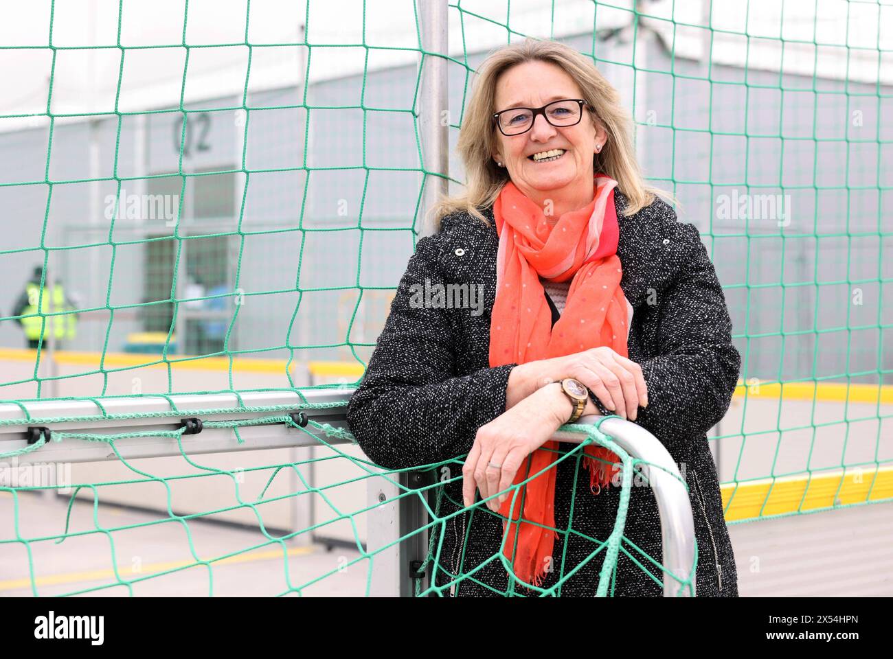 24.04.2024, Berlin - Deutschland. Blick in die Flüchtlingsunterkunft im ehemaligen Flughafen Tegel. Susanne Hähner-Clausing hat die Referatsleitung in diesem Ankunftszentrum. *** 24 04 2024, Berlin Deutschland Ansicht der Flüchtlingsunterkunft im ehemaligen Flughafen Tegel Susanne Hähner Clausing ist Leiterin der Einheit in diesem Ankunftszentrum Stockfoto