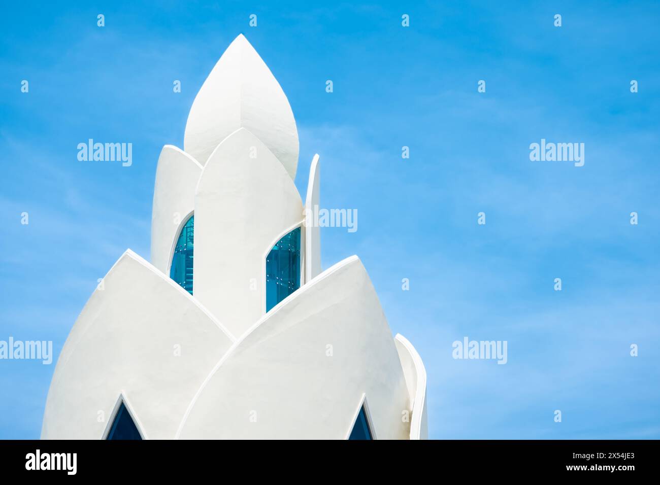 Tram Huong Tower Lotus Tower, der sich im Zentrum der Stadt befindet, gilt als Symbol der Stadt Nha Trang. Reisefoto, niemand, blaue SK Stockfoto