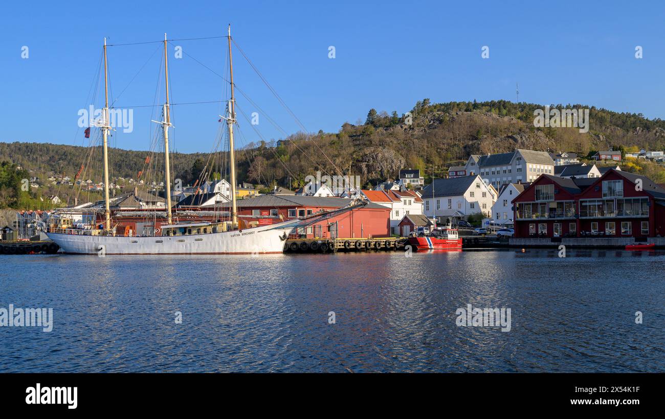 Küste und Werften mit dem Segelschiff „Kapitan Borchardt“ in der Stadt Flekkefjord (Agder), Südwesten Norwegens. Stockfoto
