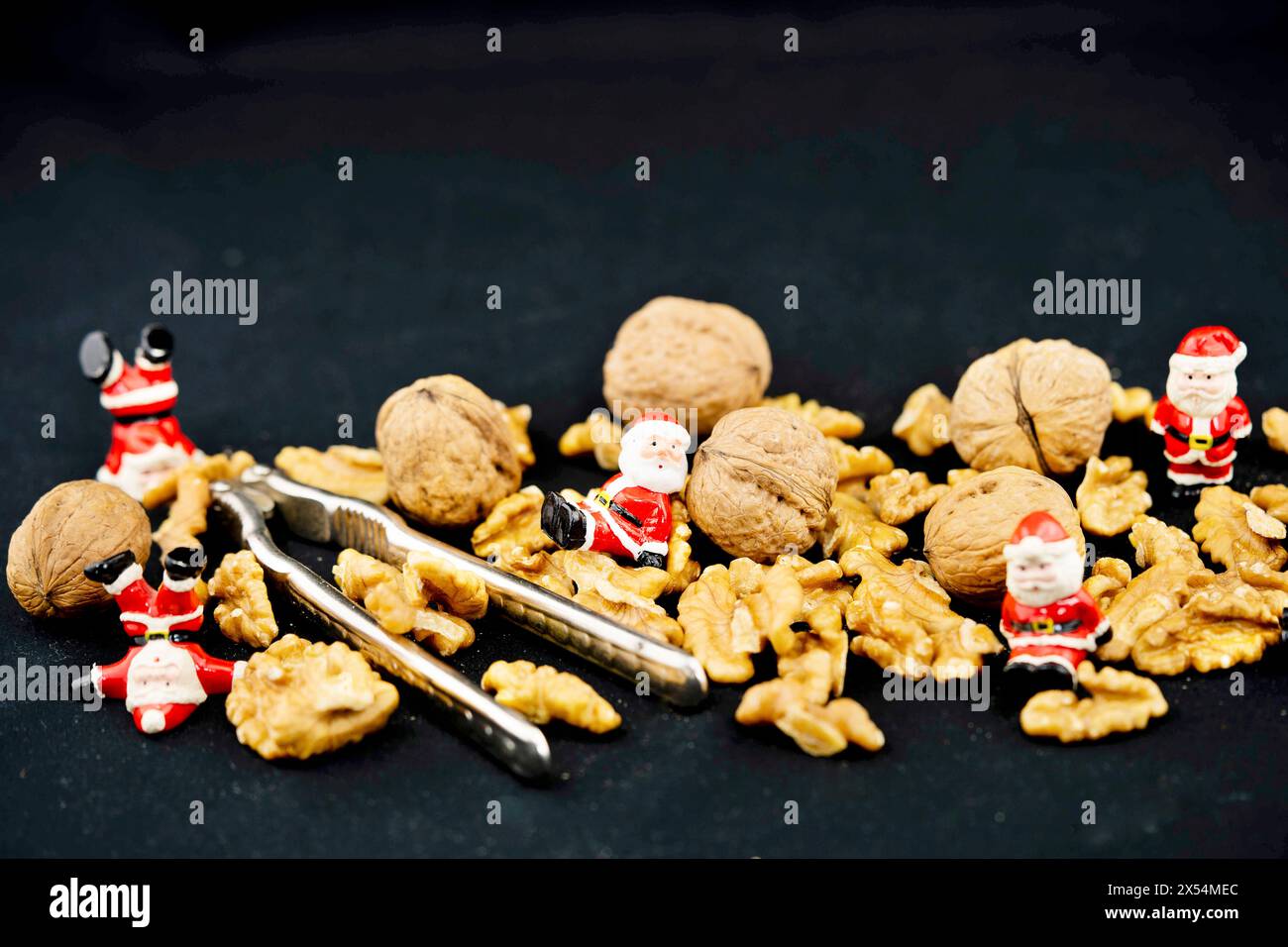 Walnuss (Juglans regia), Walnüsse mit Nussknacker und Santas Stockfoto