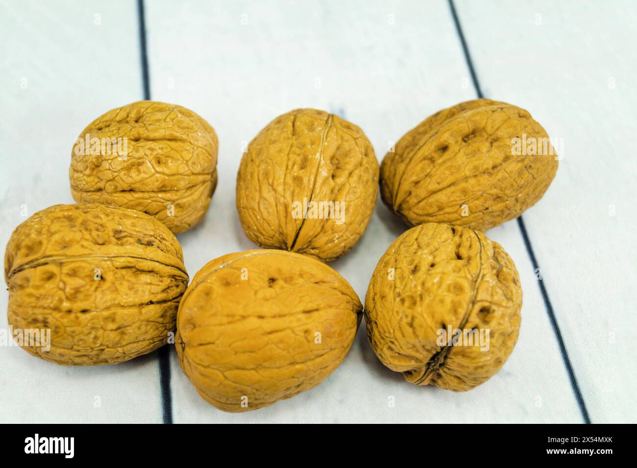 Walnuss (Juglans regia), geerntete Walnüsse auf dem Schreibtisch Stockfoto