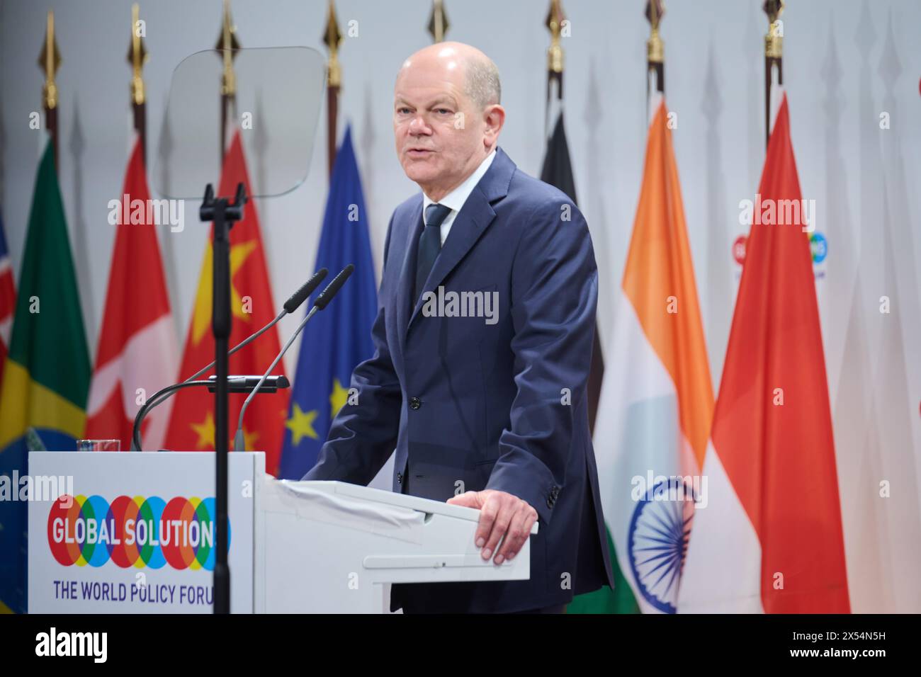 Berlin, Deutschland. Mai 2024. Bundeskanzler Olaf Scholz (SPD) spricht beim Global Solutions Summit der ESMT (European School of Management and Technology). Der Global Solutions Summit ist ein Forum für die Umsetzung von Forschungsergebnissen in politische Maßnahmen. Das Forum hat sich zum Ziel gesetzt, den globalen wirtschaftlichen, ökologischen und sozialen Wohlstand zu fördern. Annette Riedl/dpa/Alamy Live News Stockfoto