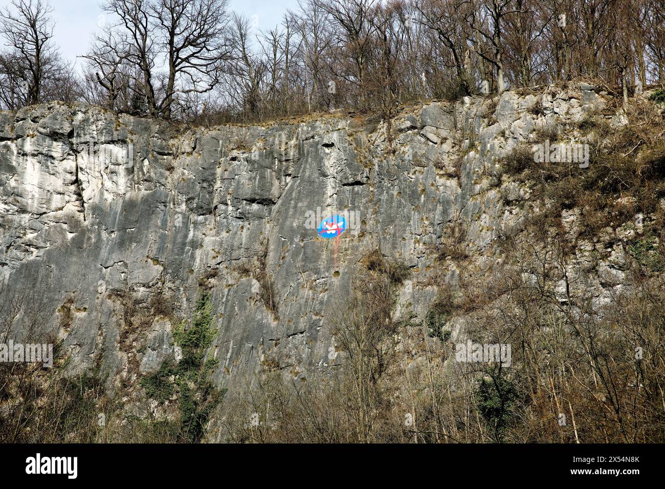 Malerei auf einer steilen Felswände im Hoennetal, Deutschland, Nordrhein-Westfalen, Sauerland, Balve Stockfoto