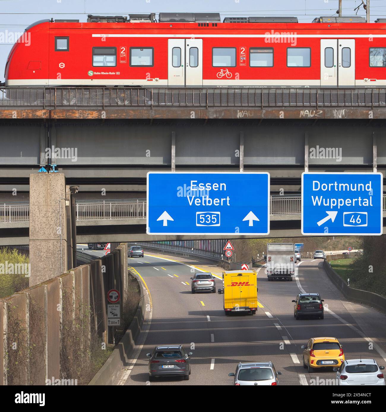 Der Regionalzug überquert die Autobahn A535 am Abzweig Sonnborn, Deutschland, Nordrhein-Westfalen, Bergisches Land, Wuppertal Stockfoto