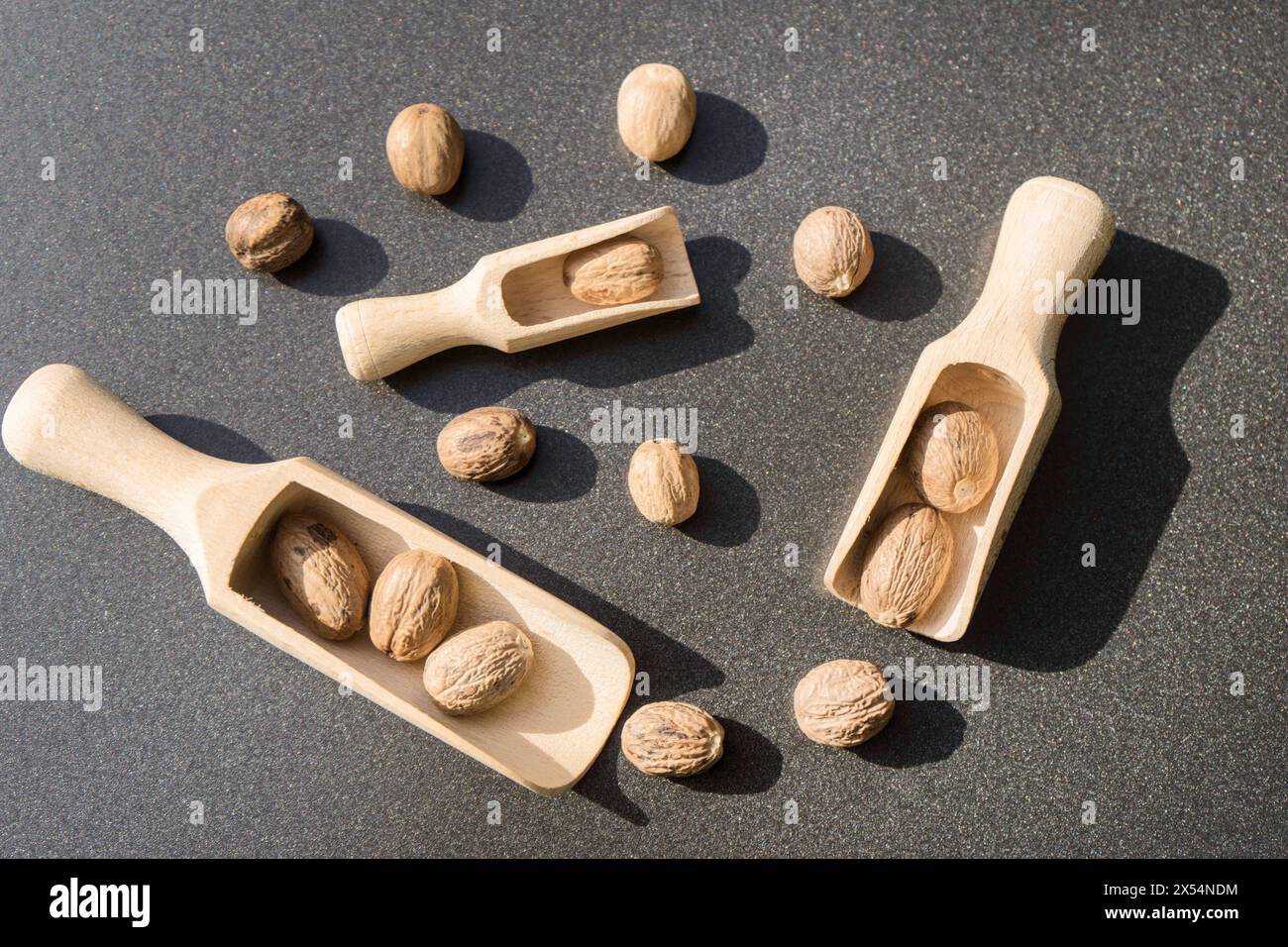 Muskatnuss, Muskatblüte (Myristica duftet), Muskatnuss mit Holzlöffeln Stockfoto