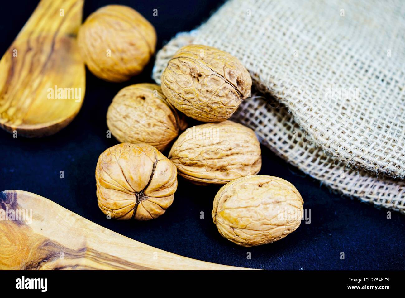 Walnuss (Juglans regia), Walnüsse mit Beutel und Holzlöffel Stockfoto
