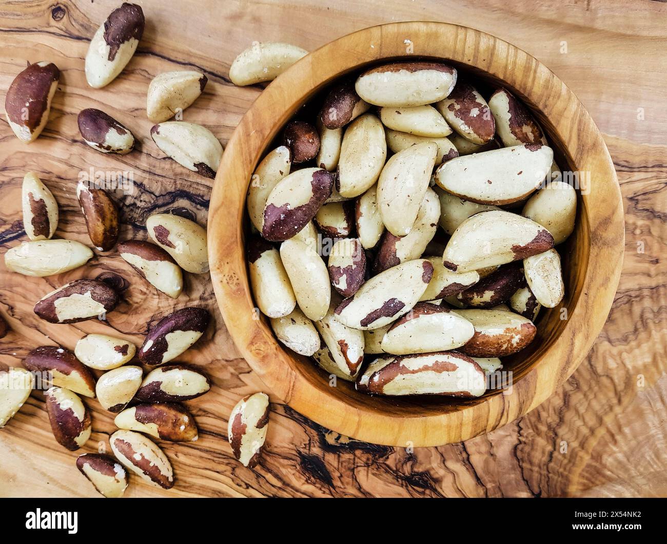 Paranuss, Butternuss, Sahne, Paranuss (Bertholletia excelsa), zerrissene Paranüsse in einer Holzschale Stockfoto