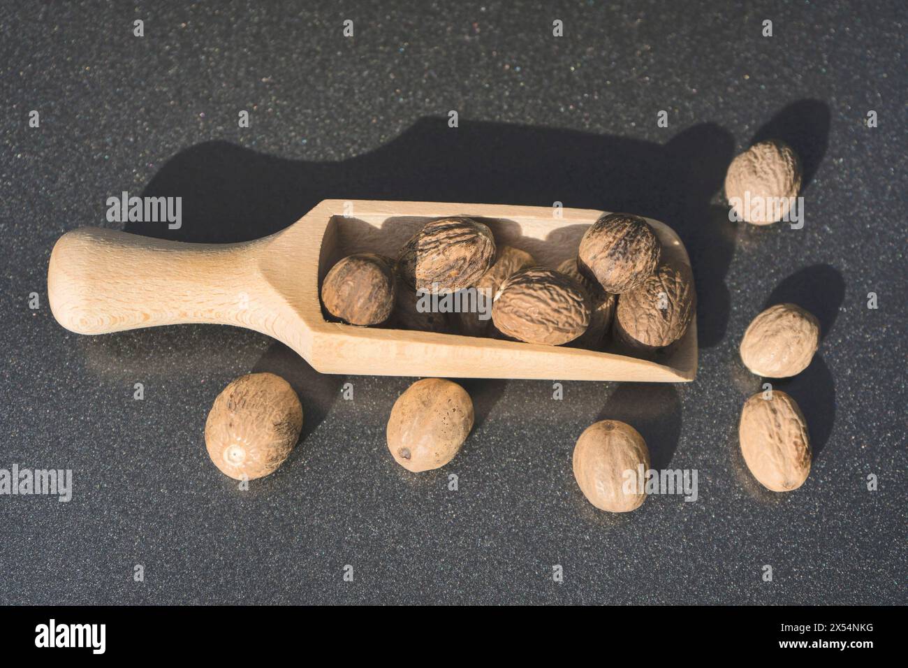 Muskatnuss, Muskatblüte (Myristica duftet), Muskatnuss mit Holzlöffel Stockfoto