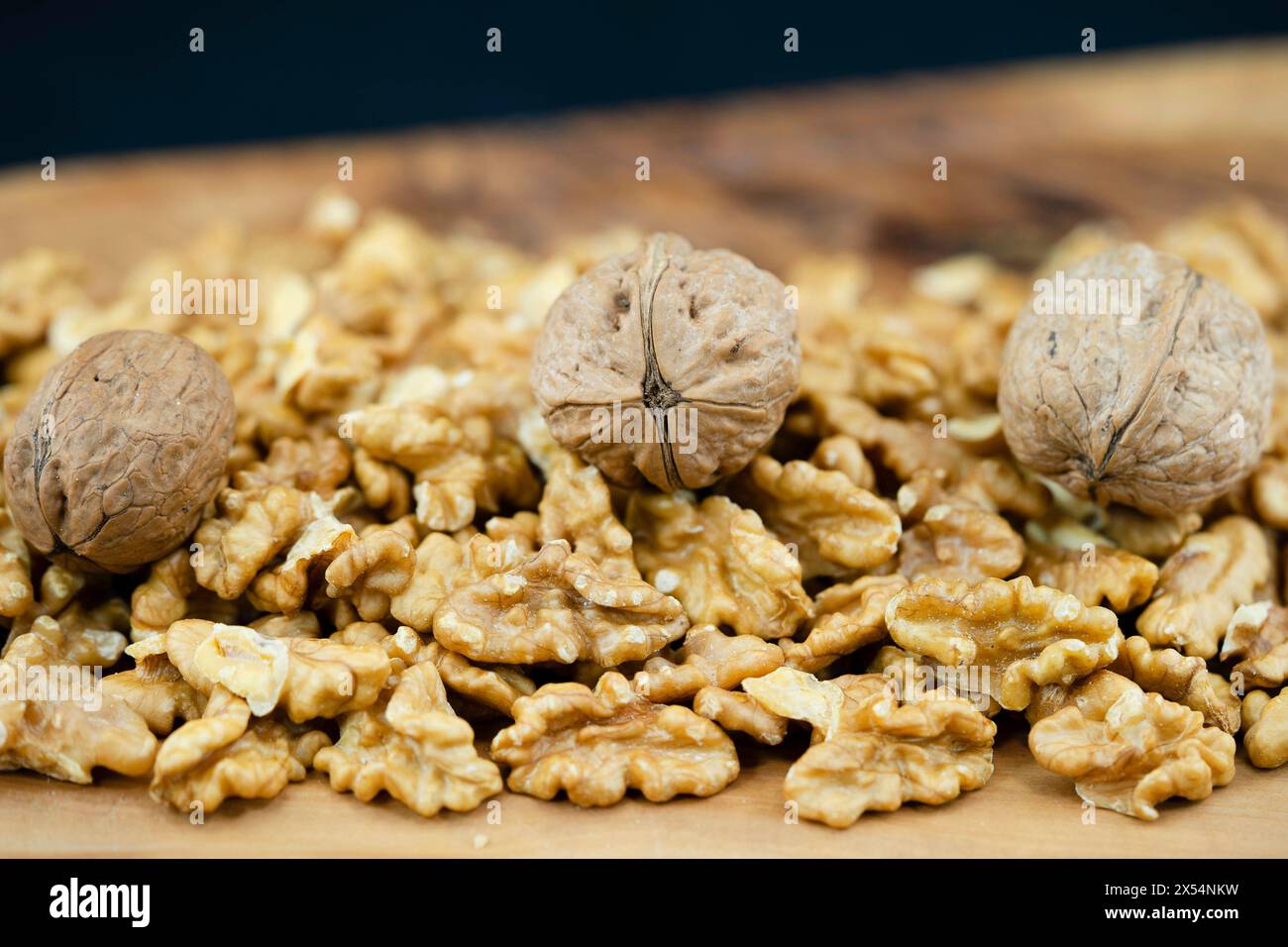 Walnuss (Juglans regia), Walnüsse, ganz und gerissen Stockfoto