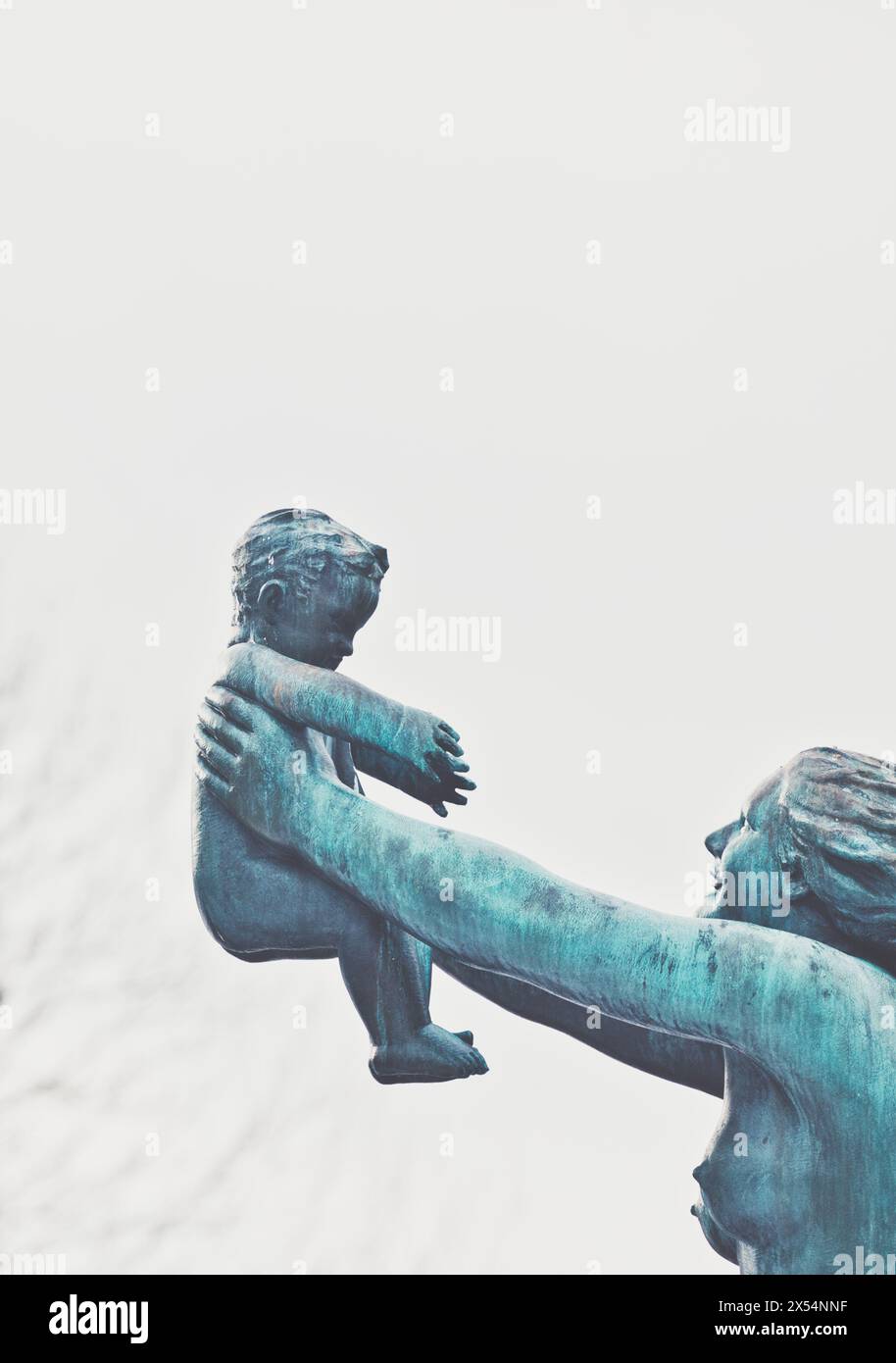Bronzeskulptur Mutter mit Kind in ausgestreckten Armen des norwegischen Bildhauers Gustav Vigeland, The Bridge Frogner Park, Vigeland Park, Oslo, Norwegen Stockfoto