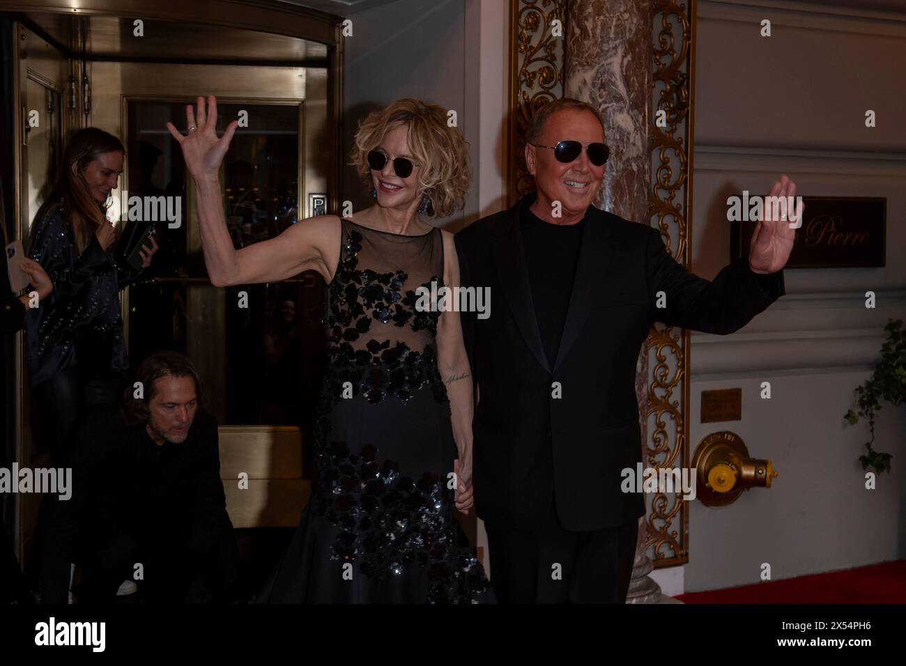 New York, New York, USA. Mai 2024. (NEU) The Pierre Hotel: 2024 Met Gala Abfahrten. 6. Mai 2024, New York, New York, USA: Meg Ryan mit Michael Kors und Michael Kors verlässt das Pierre Hotel für 2024 Met Gala am 6. Mai 2024 in New York City. (Foto: M10s/TheNews2) (Foto: M10s/Thenews2/Zumapress) (Bild: © Ron Adar/TheNEWS2 Via ZUMA Press Wire) NUR ZUR REDAKTIONELLEN VERWENDUNG! Nicht für kommerzielle ZWECKE! Stockfoto