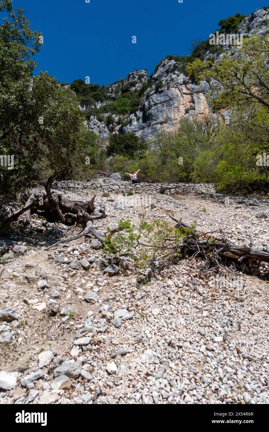 Glückliche winkende Frau mit erhobenen Armen an den Hängen der Verdon-Schlucht in Frankreich, Kopierraum Stockfoto