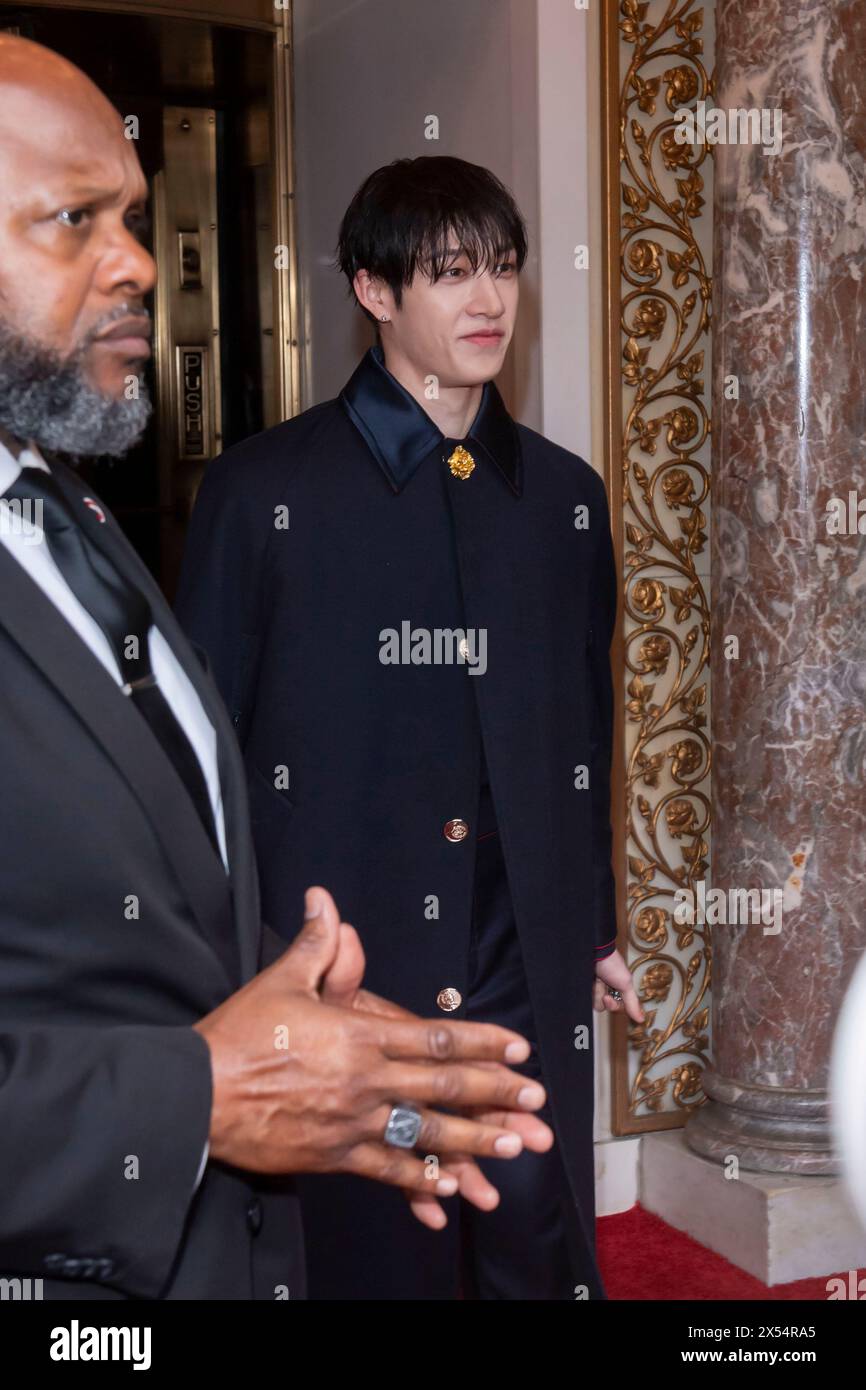 New York, New York, USA. Mai 2024. (NEU) The Pierre Hotel: 2024 Met Gala Abfahrten. Mai 2024, New York, New York, USA: Bang Chan of Stray Kids verlässt das Pierre Hotel für 2024 Met Gala am 06. Mai 2024 in New York City. (Foto: M10s/TheNews2) (Foto: M10s/Thenews2/Zumapress) (Bild: © Ron Adar/TheNEWS2 Via ZUMA Press Wire) NUR ZUR REDAKTIONELLEN VERWENDUNG! Nicht für kommerzielle ZWECKE! Stockfoto