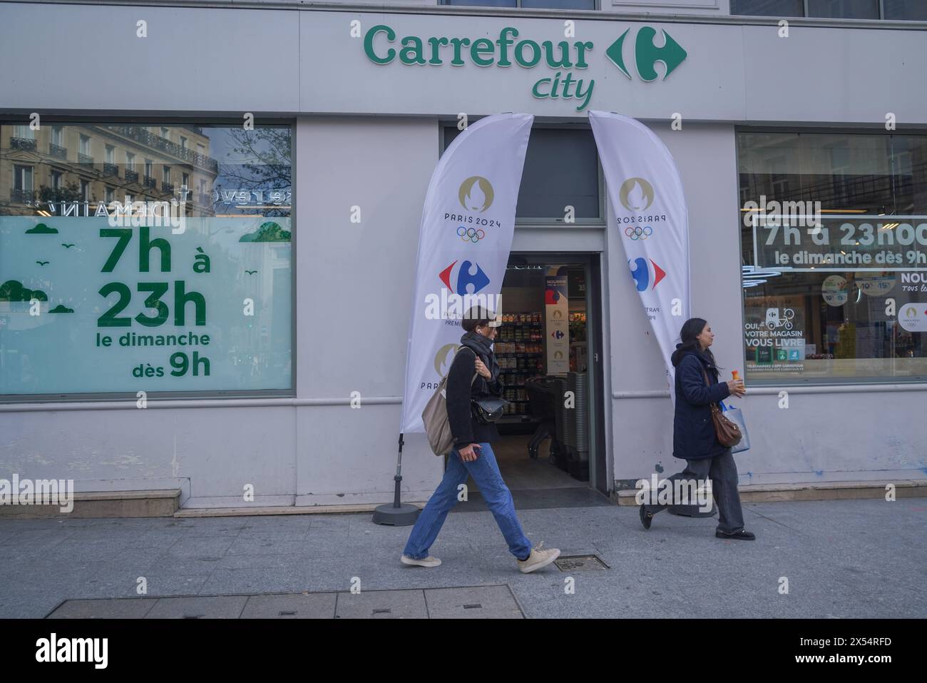 Paris, Frankreich. Mai 2024. Käufer vor einer lokalen Carrefour-Supermarktkette in Paris. Die französische Supermarktkette Carrefour ist Partner der Olympischen und Paralympischen Spiele 2024 . Quelle: amer Gazzal/Alamy Live News Stockfoto