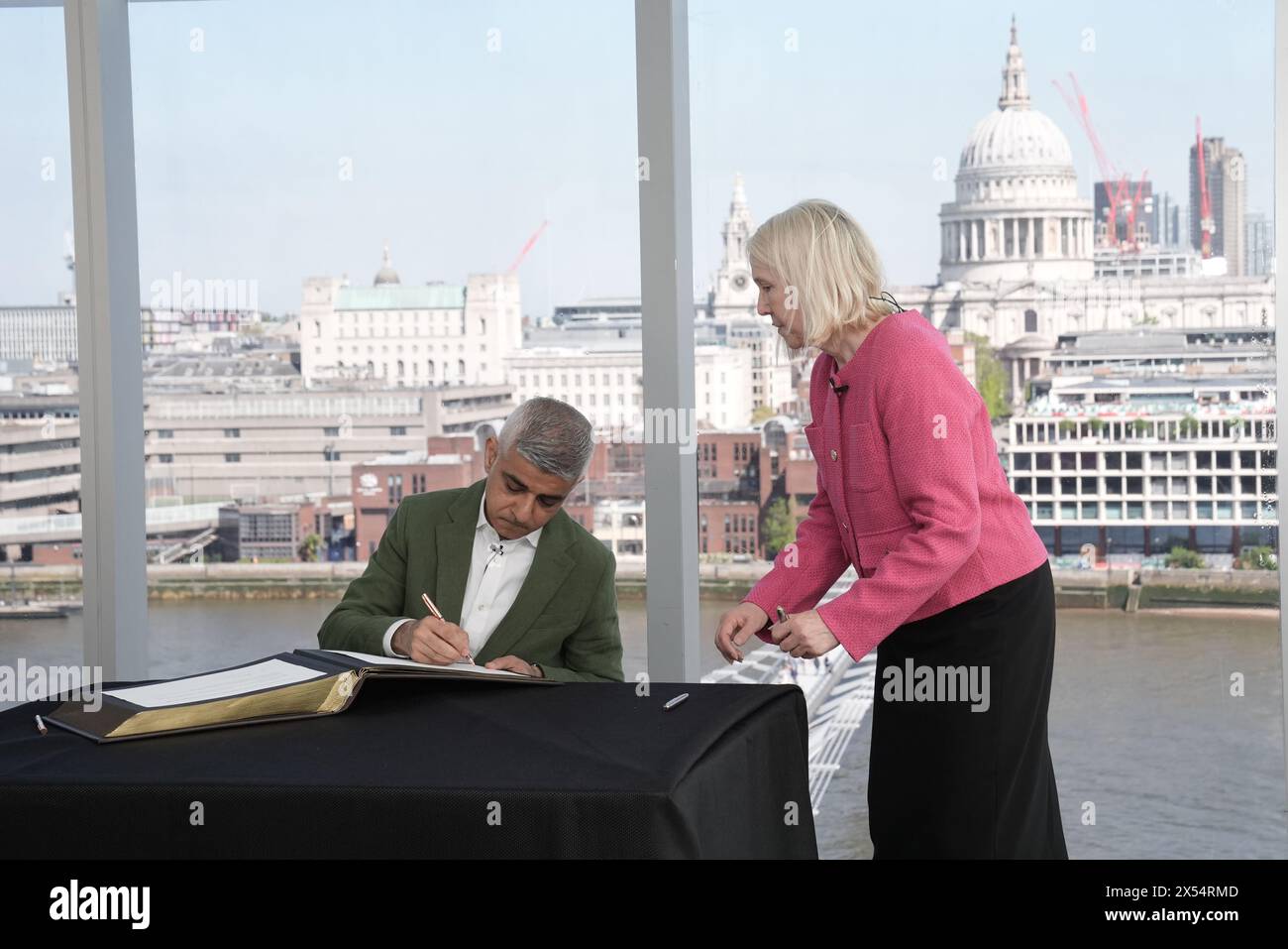 Sadiq Khan unterzeichnet die Erklärung der Amtsannahme, um seine dritte Amtszeit als Bürgermeister von London zu beginnen. Bilddatum: Dienstag, 7. Mai 2024. Stockfoto