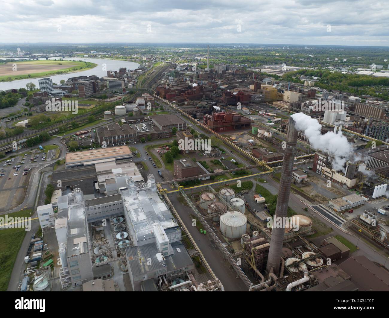 Rauchschachtel im Chemiepark im deutschen Ruhrgebiet Schwerindustrie, 4K-Drohnenansicht. Stockfoto