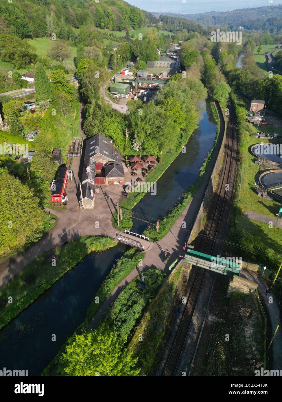 Drohnenfoto aus der Vogelperspektive von High Peak Junction (ehemalige Eisenbahnstrecke) und dem Cromford-Kanal in Derbyshire, Großbritannien Foto Mai 2024 Stockfoto