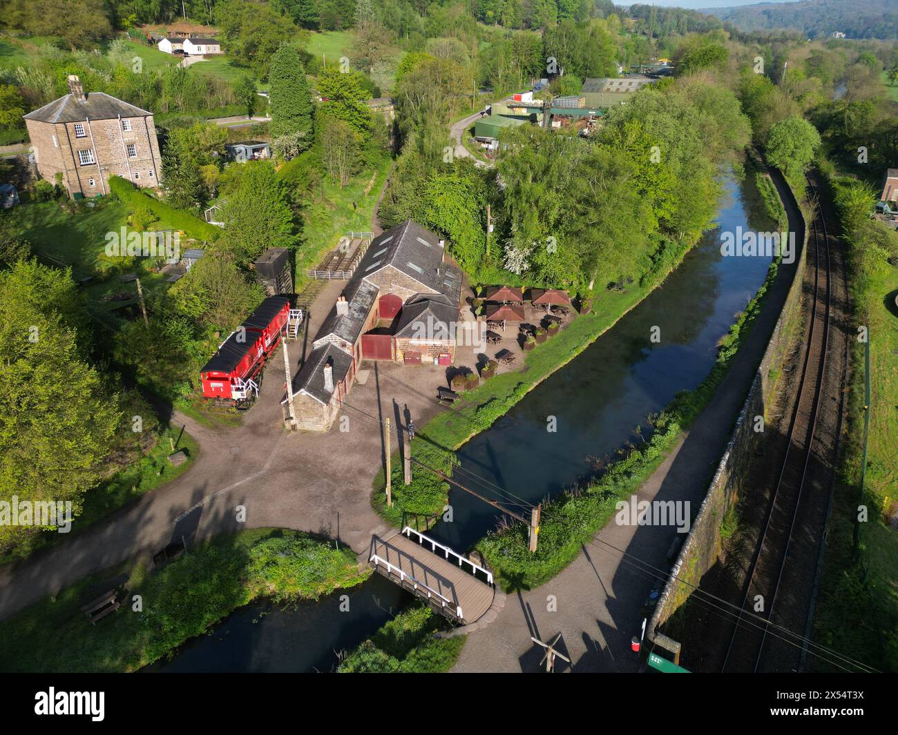 Drohnenfoto aus der Vogelperspektive von High Peak Junction (ehemalige Eisenbahnstrecke) und dem Cromford-Kanal in Derbyshire, Großbritannien Foto Mai 2024 Stockfoto