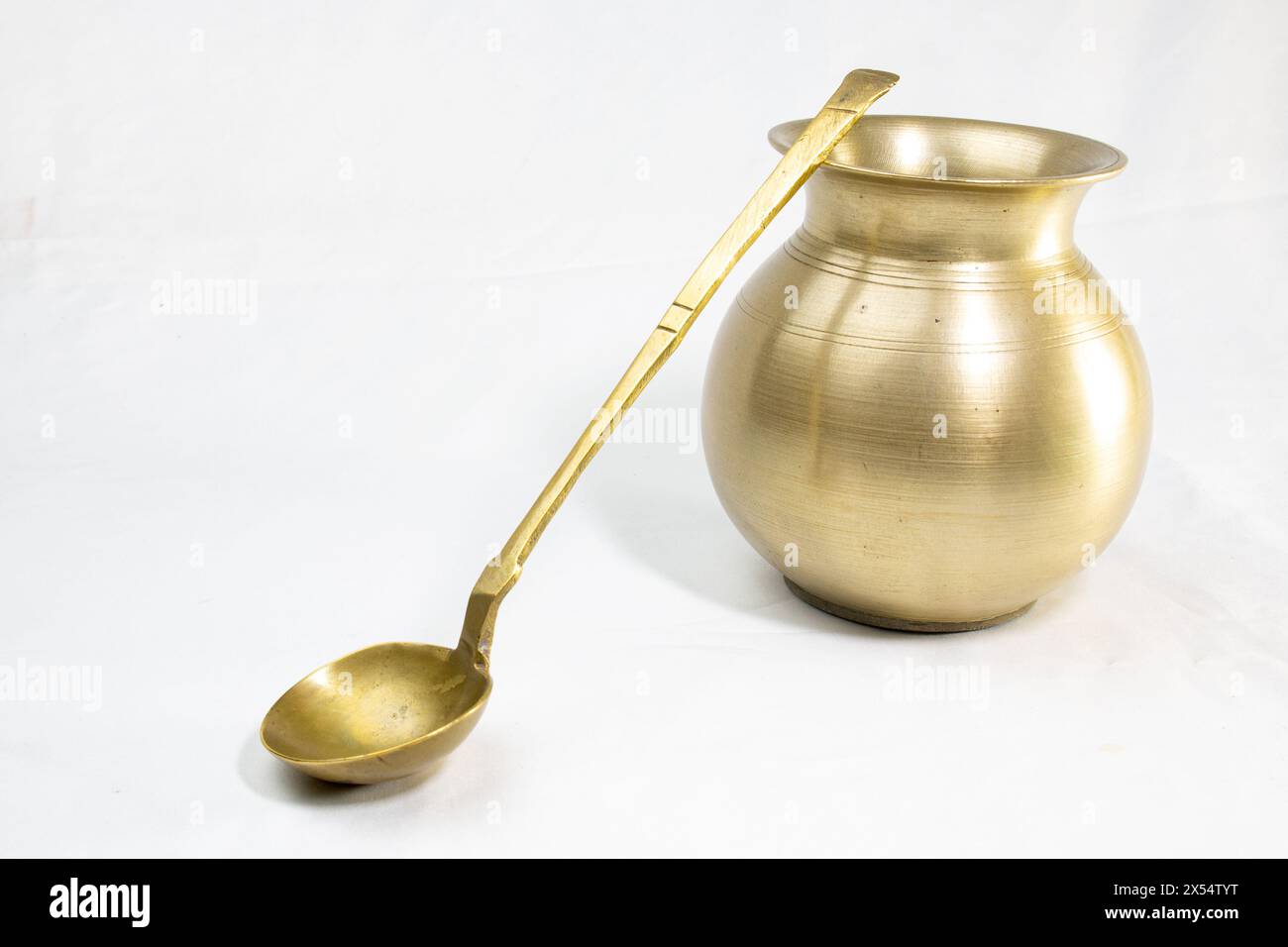 Leere goldene Messinggefäße, die als Wassertopf für traditionelle Rituale während religiöser hindufeste verwendet werden, isoliert auf weißem Hintergrund. Und ein Messing gh Stockfoto