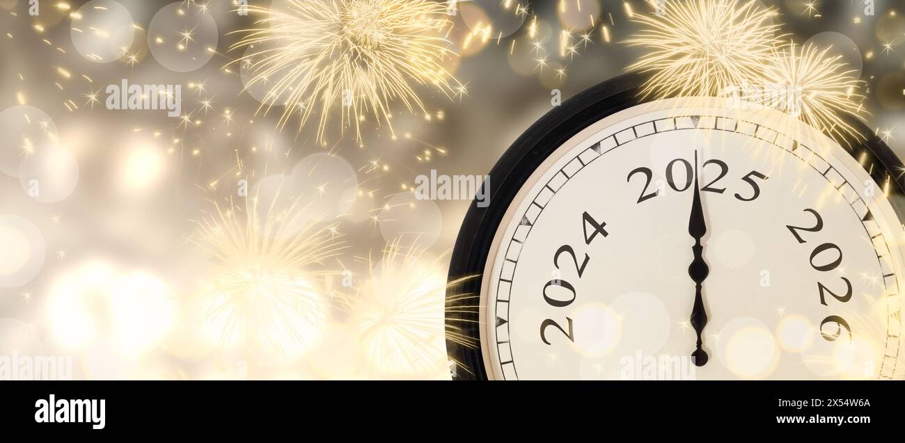 Silvester 2025-Konzept mit Uhr auf goldenem, funkelndem Hintergrund mit Feuerwerk und unscharfen Lichtern. Stockfoto