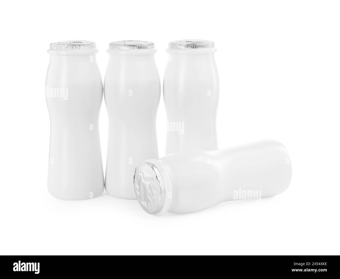 Leckerer Joghurt in Flaschen isoliert auf weiß Stockfoto