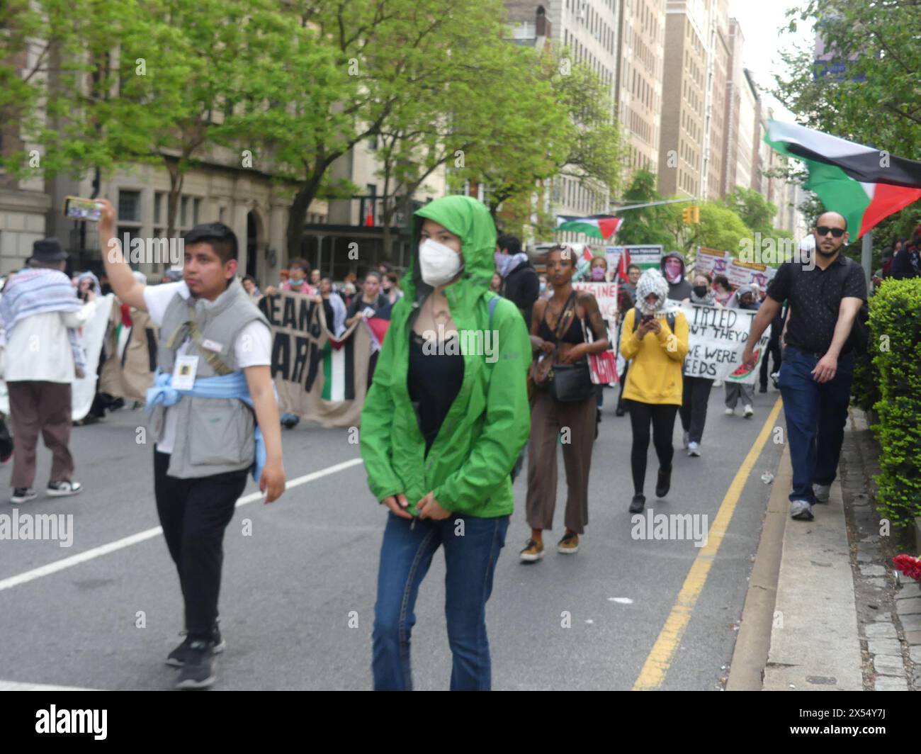 84th St & Madison Ave, New York, NY 10028. Mai 2024. In dem Versuch, die prestigeträchtige jährliche Met Gala auf New Yorks schicker East Side anzugreifen und zu stören, bricht eine beträchtliche und aggressive pro-palästinensische Pop-up-Demonstration aus, die sporadische pro-israelische Gegendemonstrationen und zahlreiche Verhaftungen auslöst. ©Julia Mineeva/EGBN TV News/Alamy Live News Stockfoto