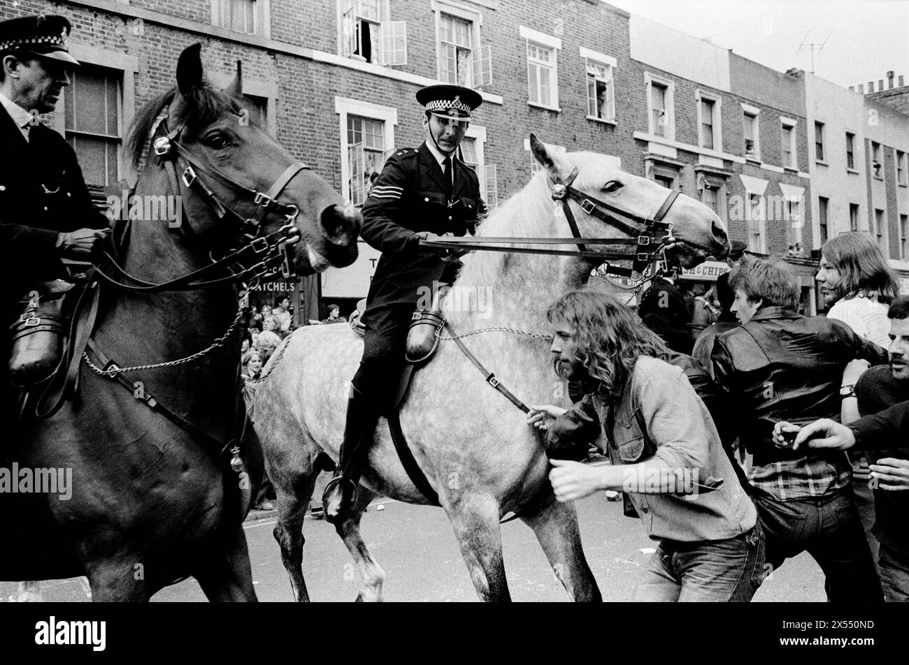 Battle of Lewisham 1970s UK. Linke Demonstranten versuchen, eine aufgehängte Polizeikette zu durchbrechen. Sie sind als Gegendemonstration gekommen, um zu verhindern, dass die rechte einwanderungsfeindliche Partei der Nationalen Front durch das neue Kreuz marschiert. Die anschließenden Unruhen wurden als die Schlacht von Lewisham bekannt. New Cross, Lewisham, London, England, 13. August 1977. HOMER SYKES AUS DEN 1970ER JAHREN. Stockfoto